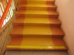 Выделение желтыми полосами  на ступенях